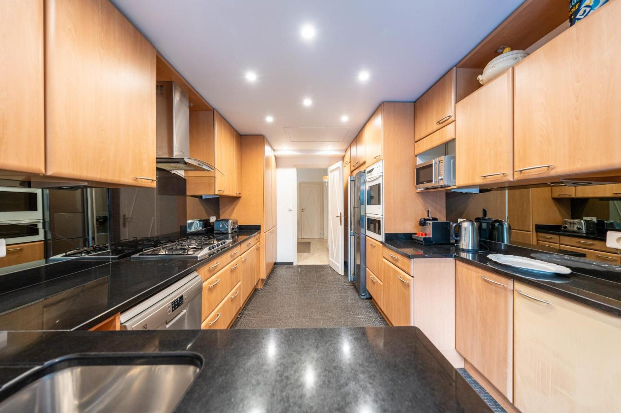 Luxurious 4-bedroom With Terrace On The Croisette Appartamento *
