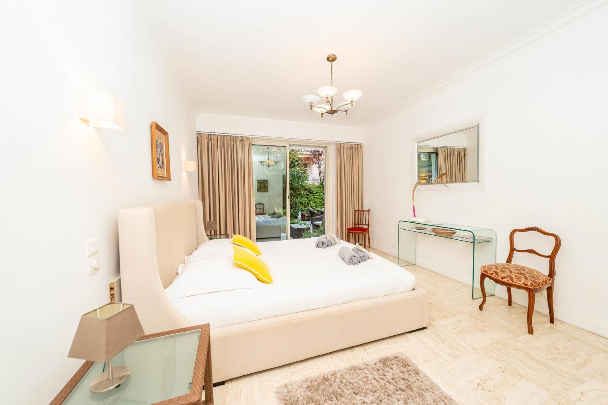 Luxurious 4-bedroom With Terrace On The Croisette Appartamento