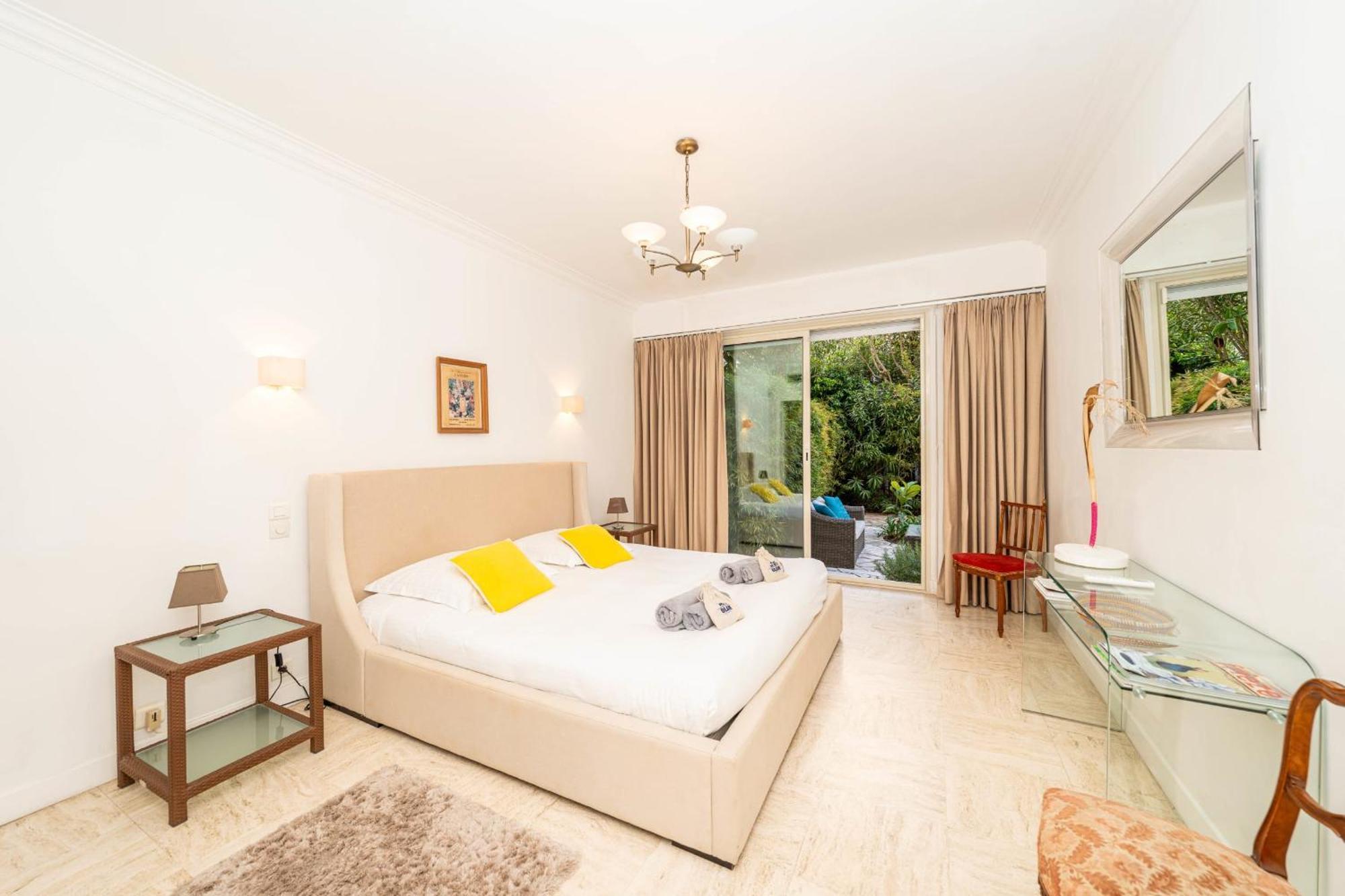 Luxurious 4-bedroom With Terrace On The Croisette Appartamento Cannes